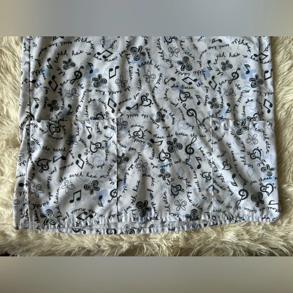 Cassandra O Music Print Woman’s XS Scrub Top - Picture 3 of 6
